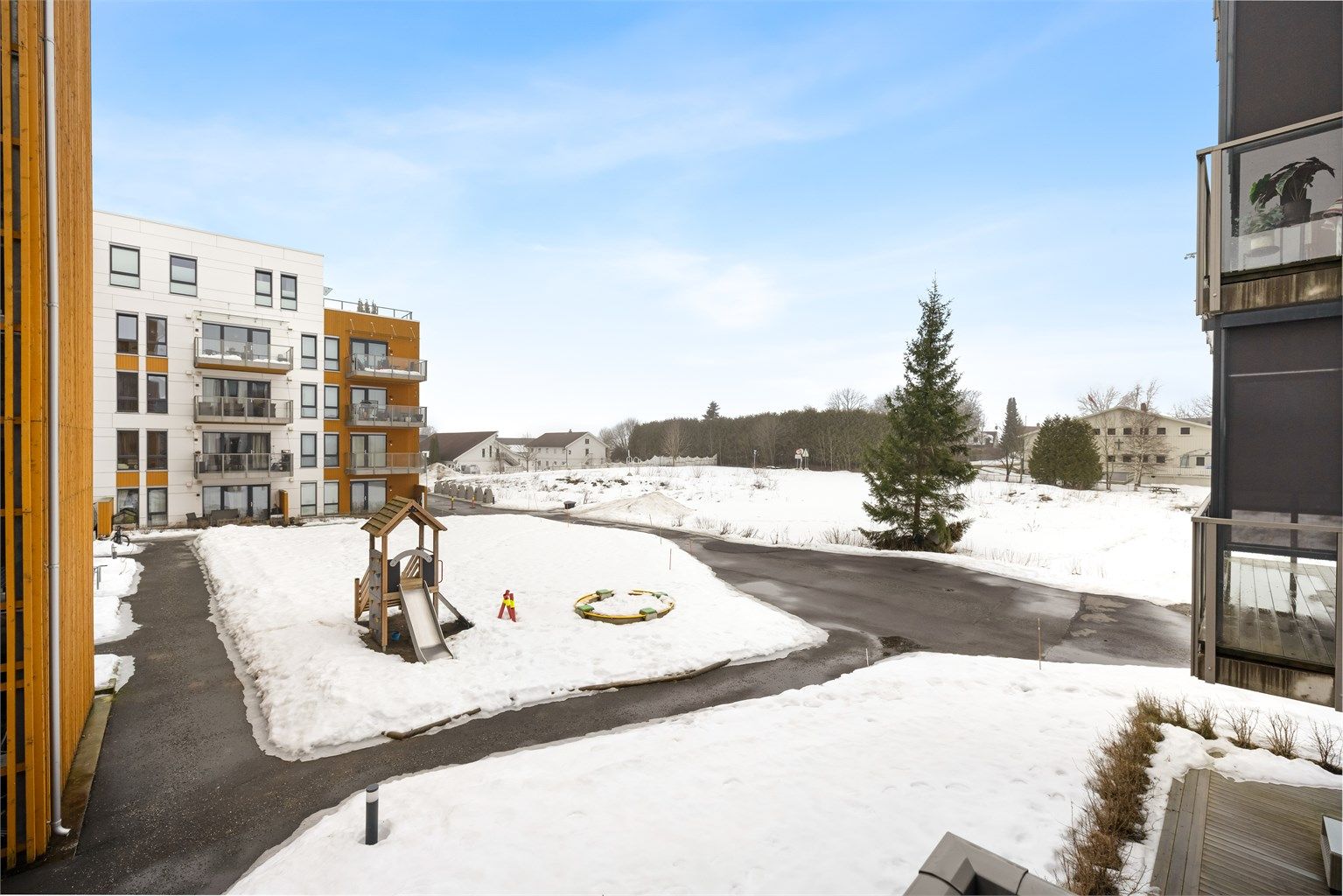 Området byr på flotte turmuligheter og preparerte lysløyper på vinterstid.