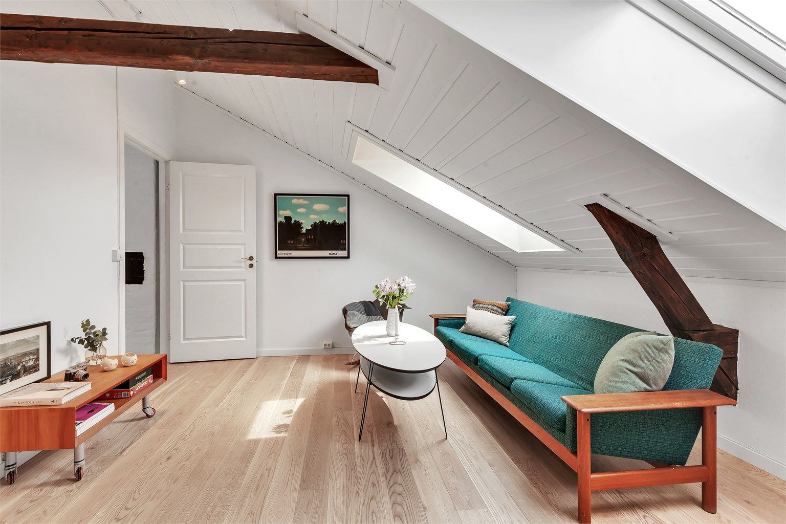 Lekker toppleilighet med 5 stk. velux takvinduer som gir bra med naturlig lys inn i boligen.