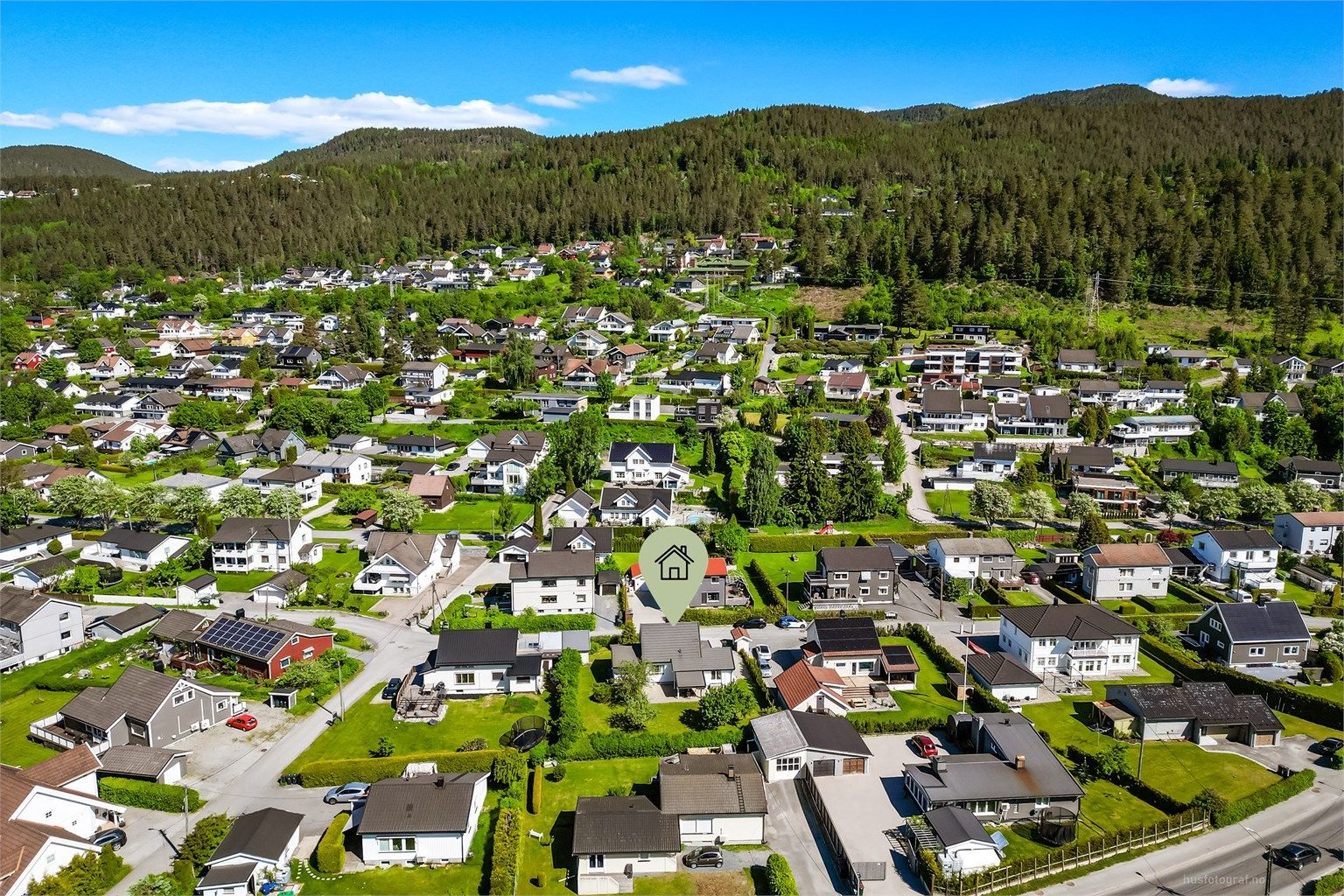 Uteplassene nyter av gode solforhold (midtsommerstid).