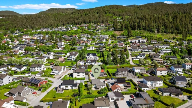 Uteplassene nyter av gode solforhold (midtsommerstid).
