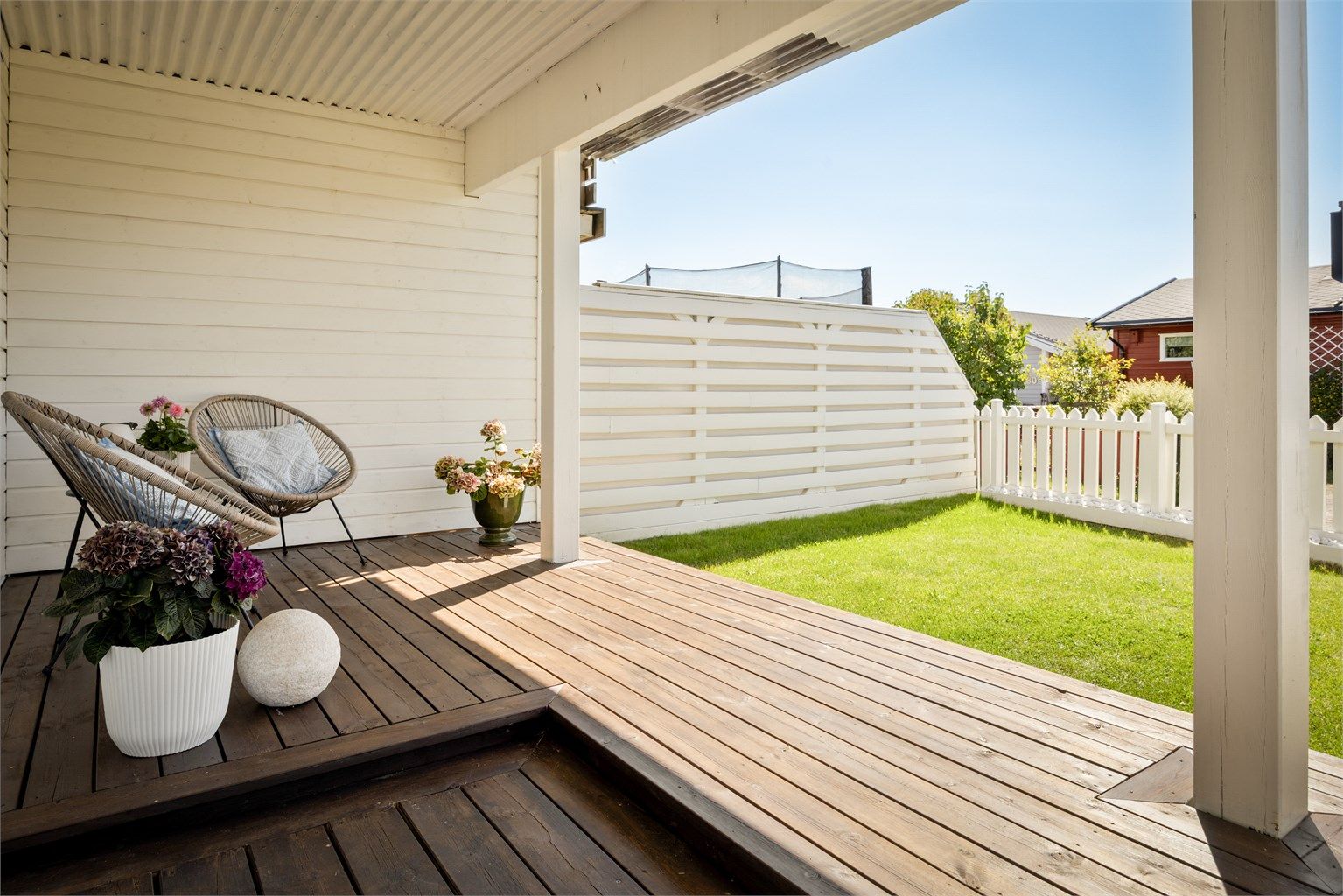 Hyggelig terrasse på ca. 13 kvm ved inngangspartiet.  