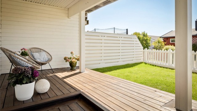 Hyggelig terrasse på ca. 13 kvm ved inngangspartiet.