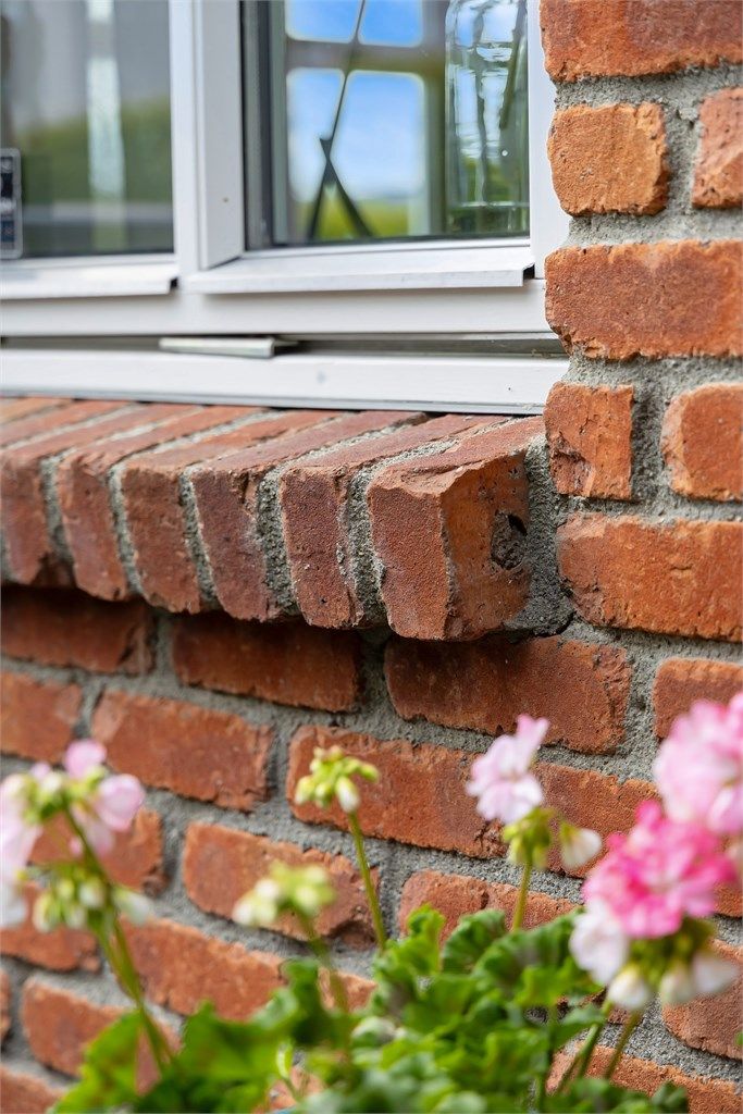 Fasaden er kledd med spesialbestilt, håndlaget teglstein fra England