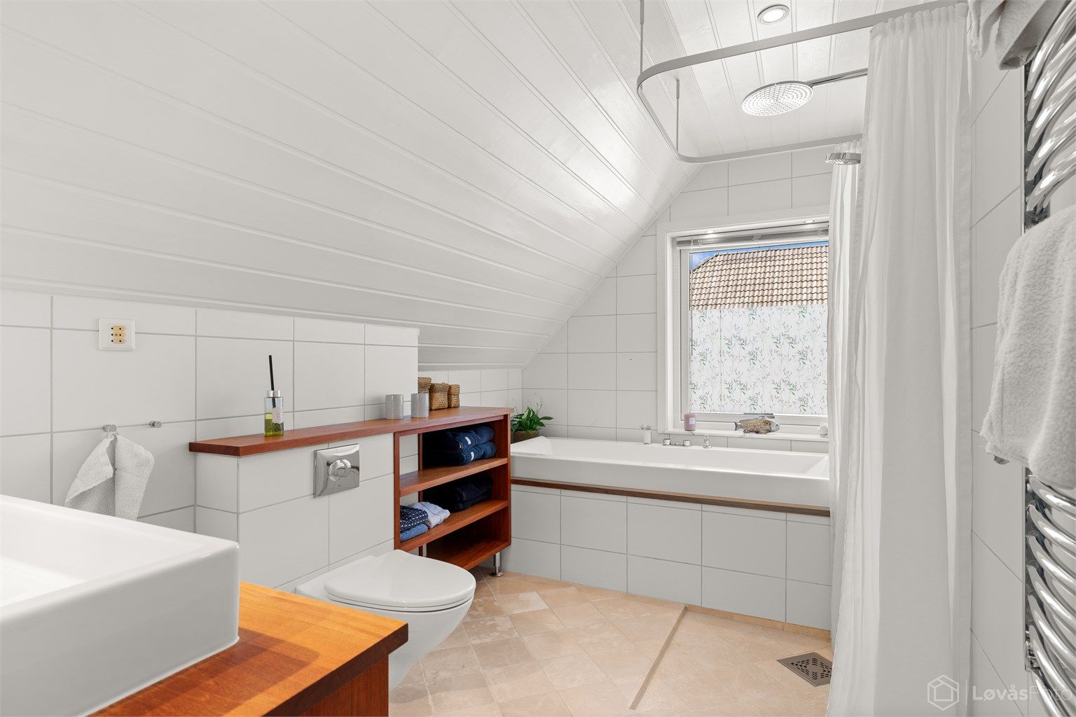 Flislagt bad med gulvvarme og downlights i himling, pusset opp i 2007