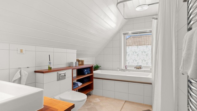 Flislagt bad med gulvvarme og downlights i himling, pusset opp i 2007