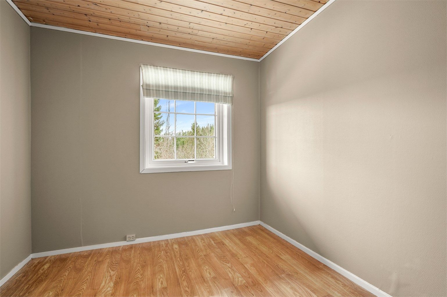 Soverom 3 er på 9 kvm og egner seg godt som barnerom, gjesterom eller hjemmekontor. 