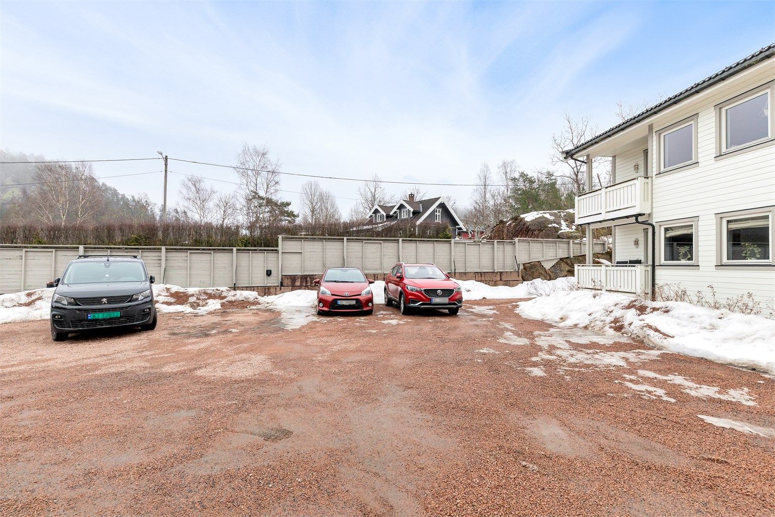 Stor gårdsplass - Fast plass til leiligheten - Mulig å sette opp el-bil lader 