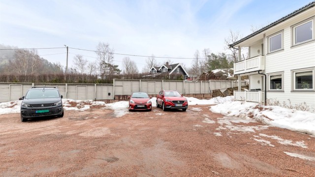 Stor gårdsplass - Fast plass til leiligheten - Mulig å sette opp el-bil lader