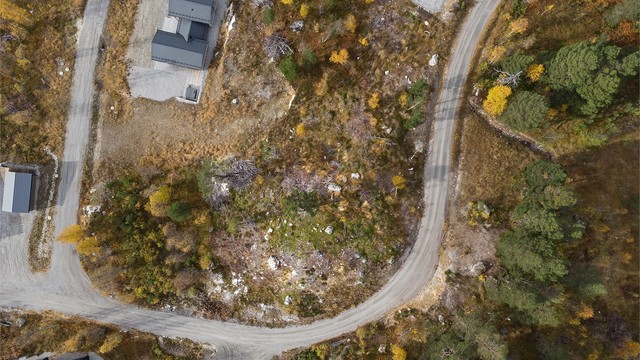 Dronebilde av tomten sett fra fugleperspektiv