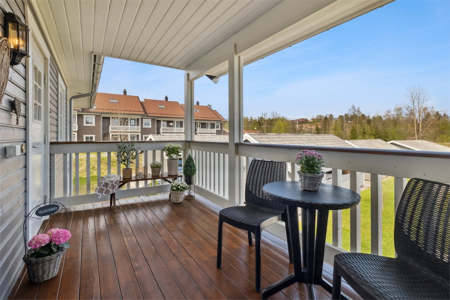 Overbygd og koselig inngangsparti på ca. 8 kvm med plass for sittegruppe