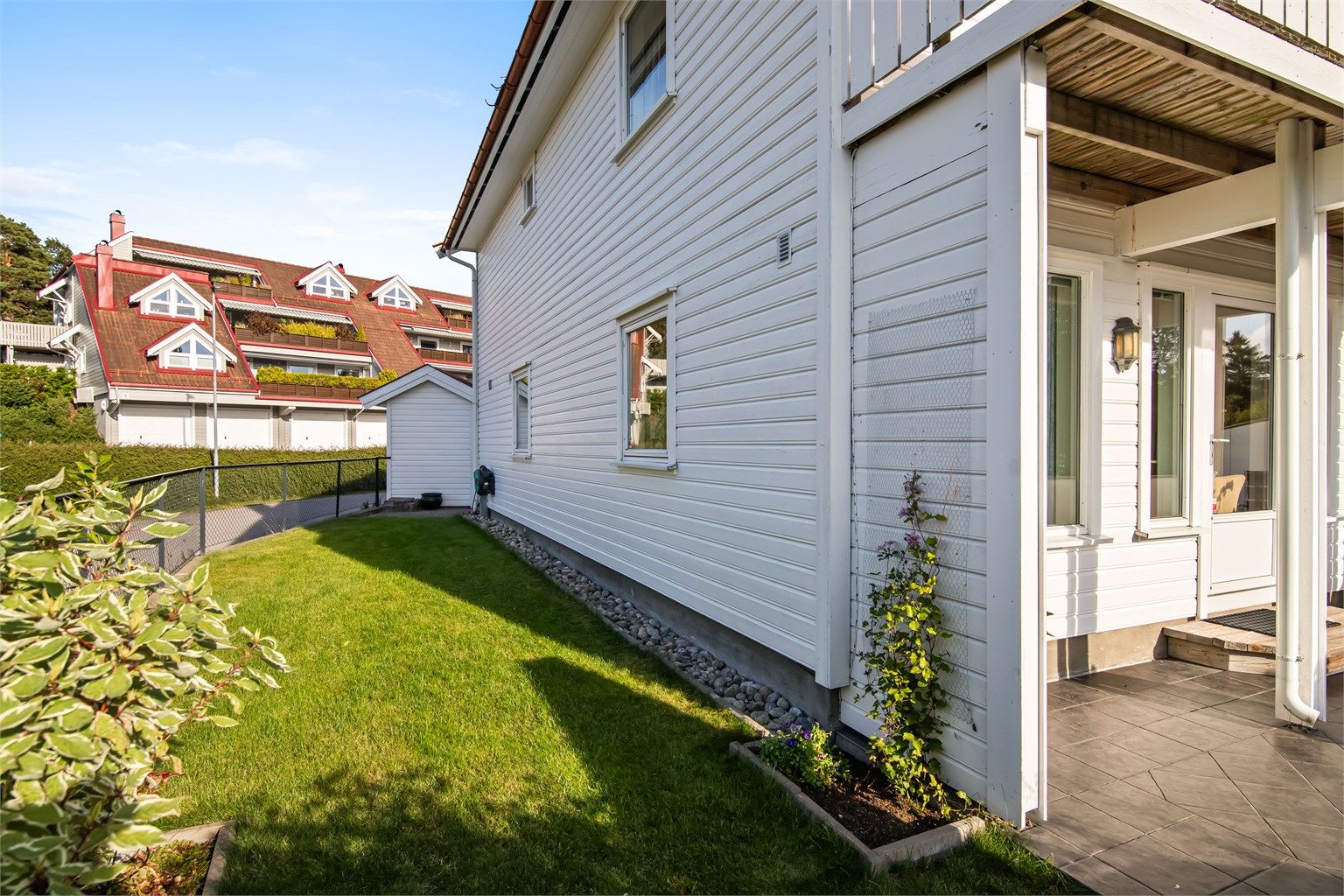 Nord på tomten er det en pent opparbeidet hage som er inngjerdet. 