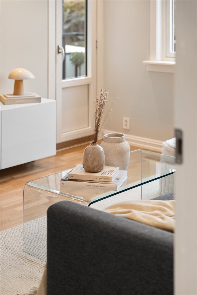 Balkongdøren er, i likhet med vinduene, fra 2022 og har karm og ramme av tre med utvendig metallbeslag.