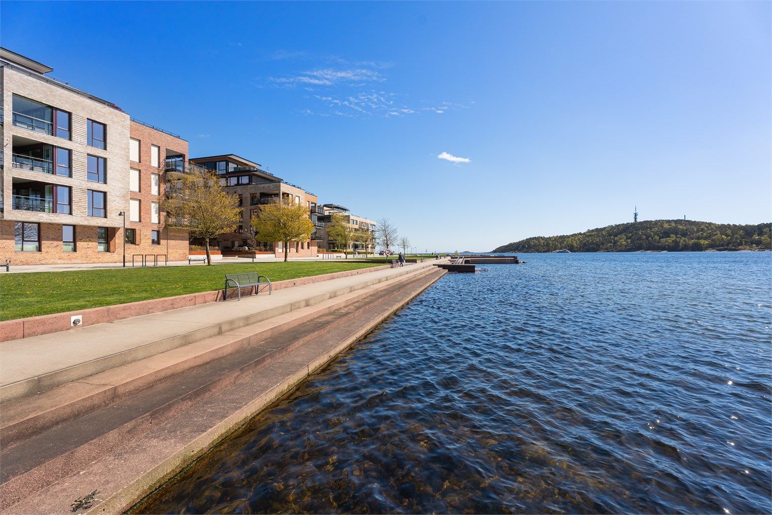 Sjøen finner du i tøffelavstand fra boligen og her er det mulighet til ett forfriskende morgenbad. 