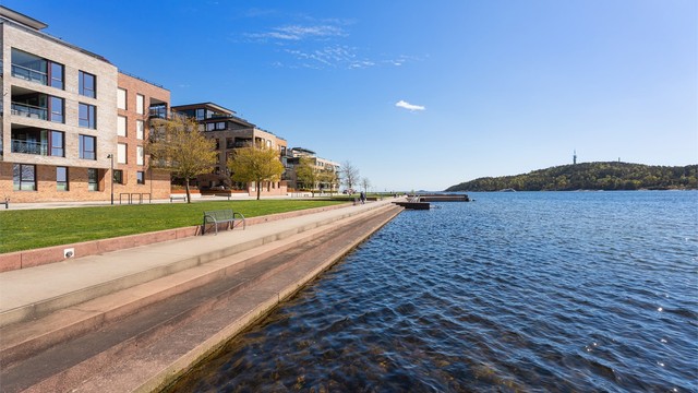 Sjøen finner du i tøffelavstand fra boligen og her er det mulighet til ett forfriskende morgenbad.