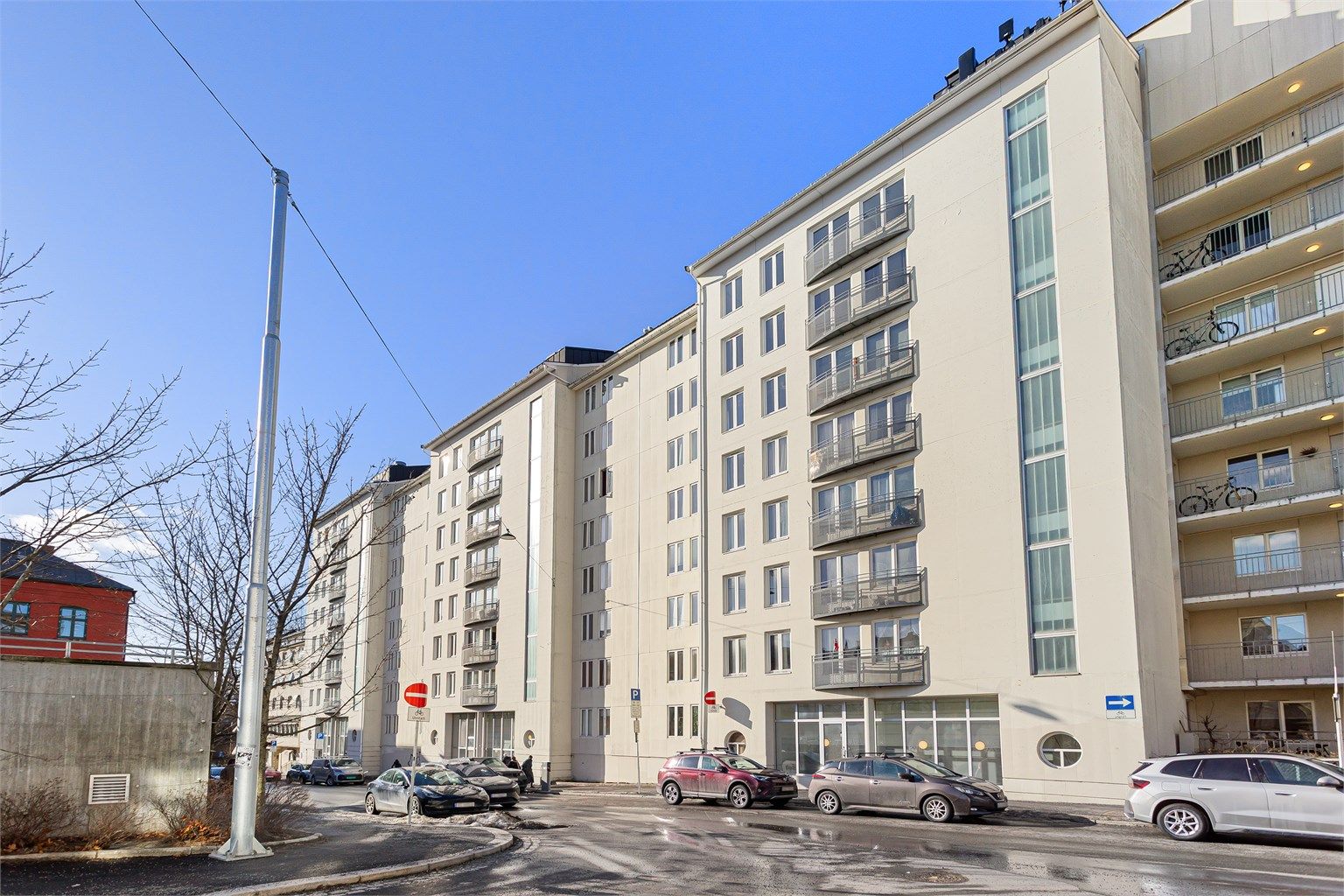 Her bor du i en rolig gate, samtidig som du har umiddelbar nærhet til bylivet på Grønland og Tøyen, med kort vei til offentlig transport og servicetilbud. 