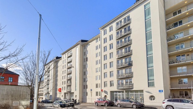 Her bor du i en rolig gate, samtidig som du har umiddelbar nærhet til bylivet på Grønland og Tøyen, med kort vei til offentlig transport og servicetilbud.