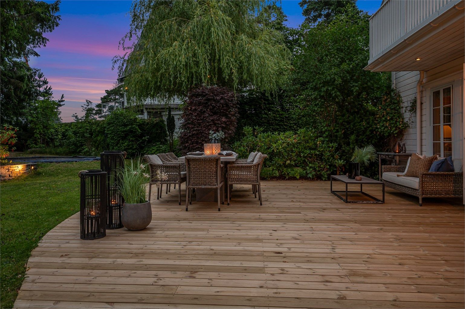 Kveldsstemning på den store markterrassen og den parkmessige opparbeidede hagen. 