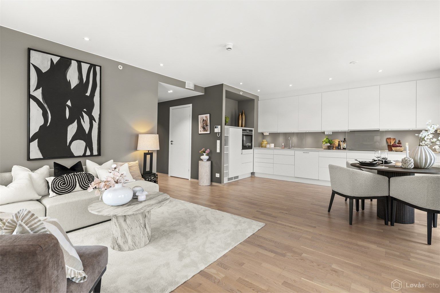 Leiligheten har en åpen og sosial stue- og kjøkkenløsning med rikelig lysinnslipp.