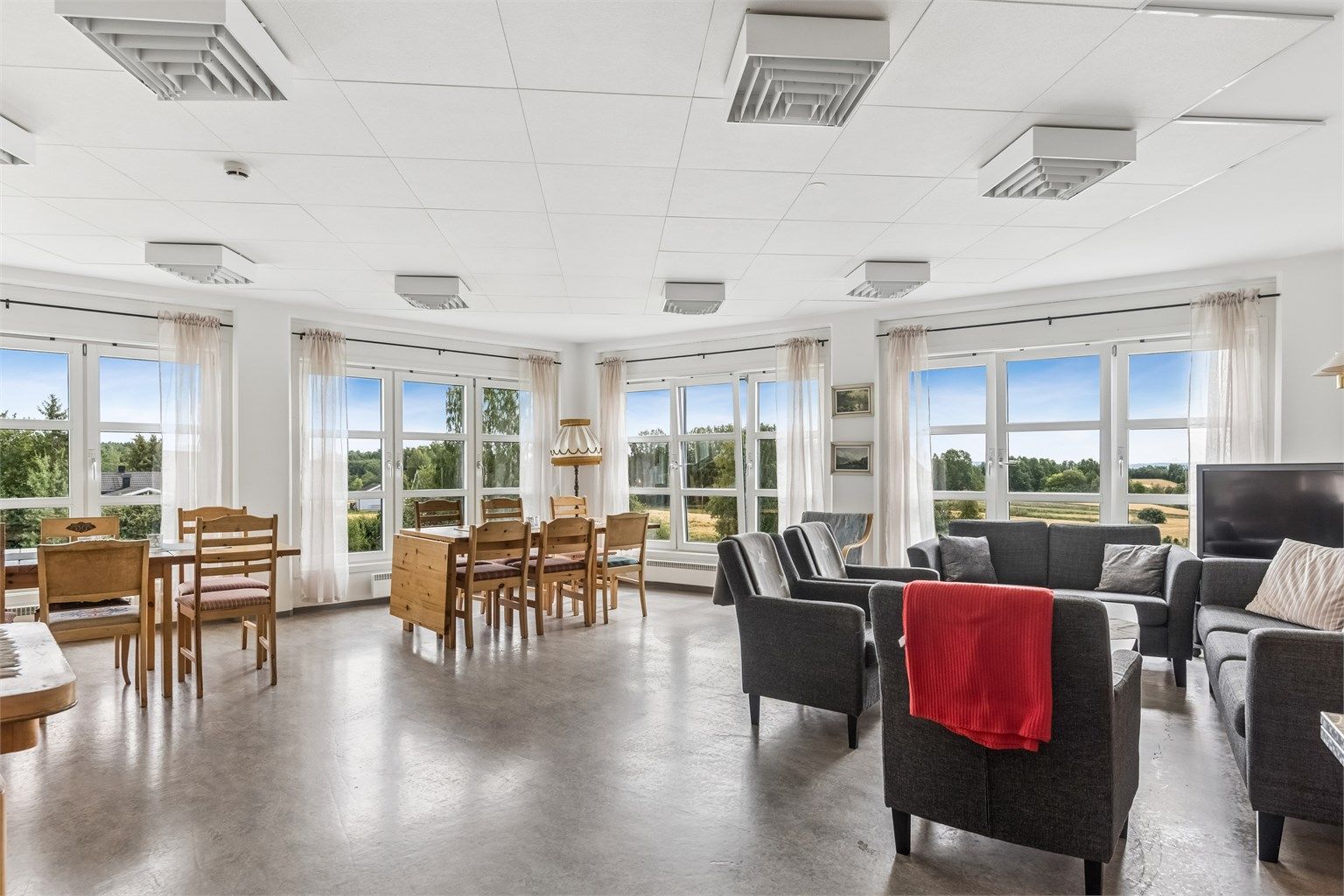 Borettslaget har fellesterrasse ved endevegg mot Kåtorpsenteret. I tillegg er det i plan 1 og plan 2 fellesstuer. Disse kan leies/benyttes privat etter avtale med borettslagets styre.
