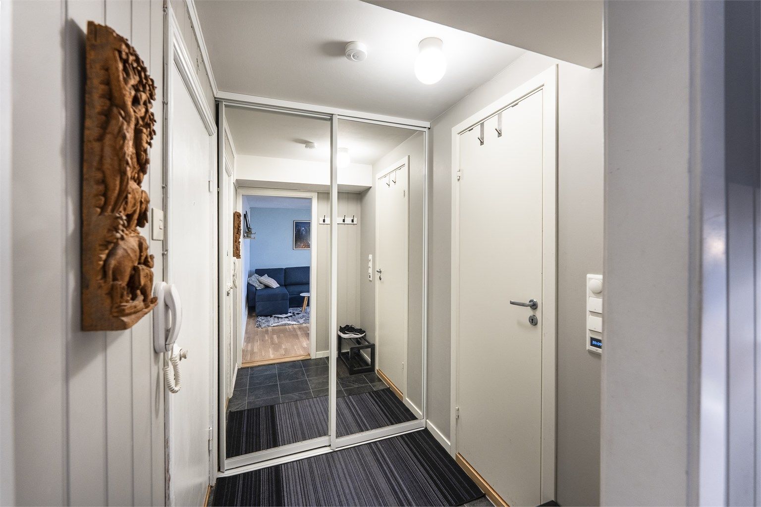 Innbydende entré med god plass for yttertøy og sko