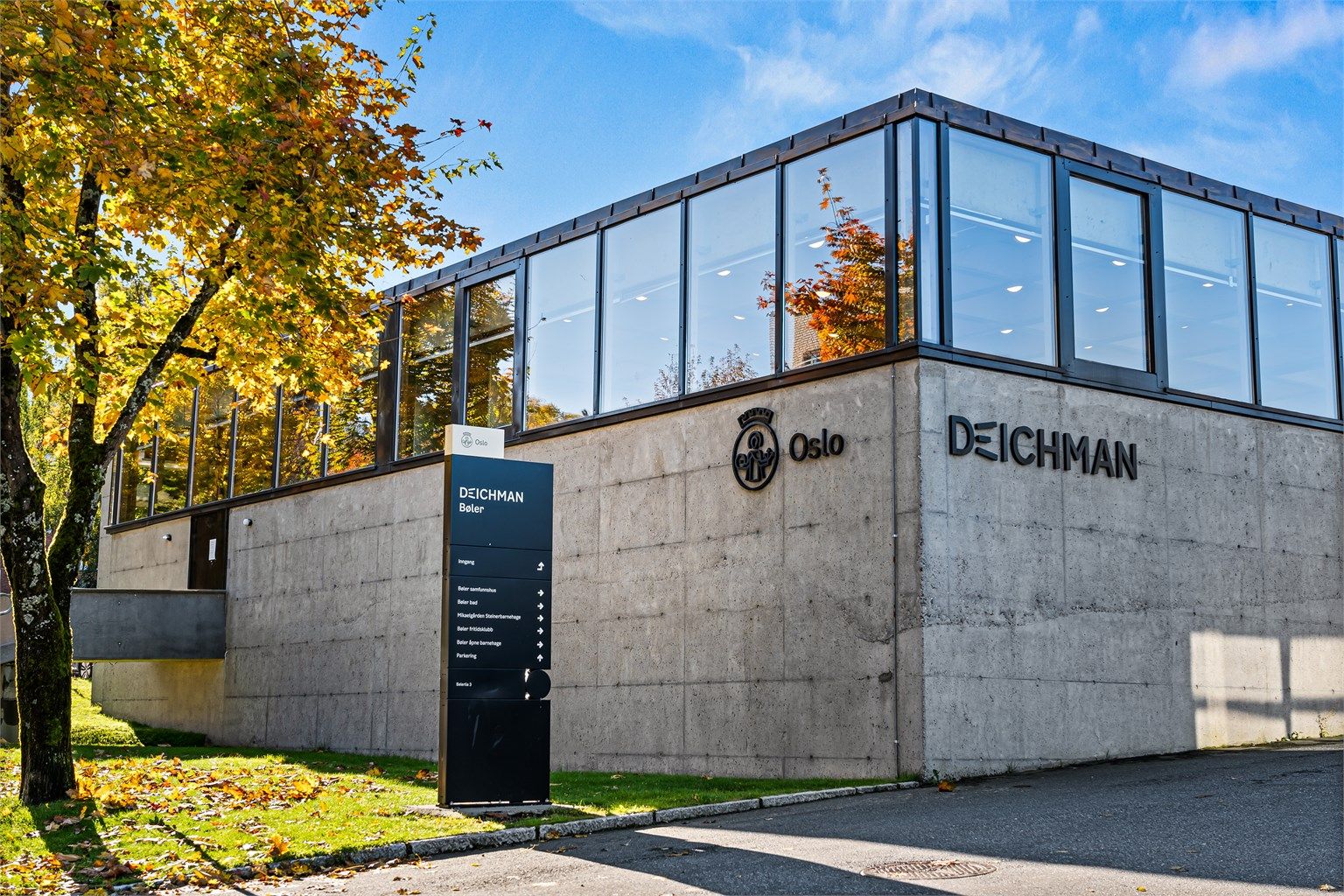 Deichman bibliotek, i Bølerlia 3C, ligger rett ved populære Bobos Pizza, Bøler Bad, Bøler Fritidsklubb «Klubben», Circle K, EVO, Bøler Senter, samt buss- og T-baneforbindelser.