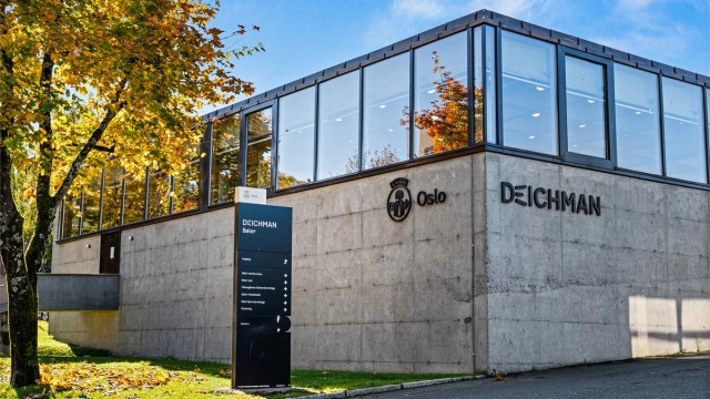 Deichman bibliotek, i Bølerlia 3C, ligger rett ved populære Bobos Pizza, Bøler Bad, Bøler Fritidsklubb «Klubben», Circle K, EVO, Bøler Senter, samt buss- og T-baneforbindelser.