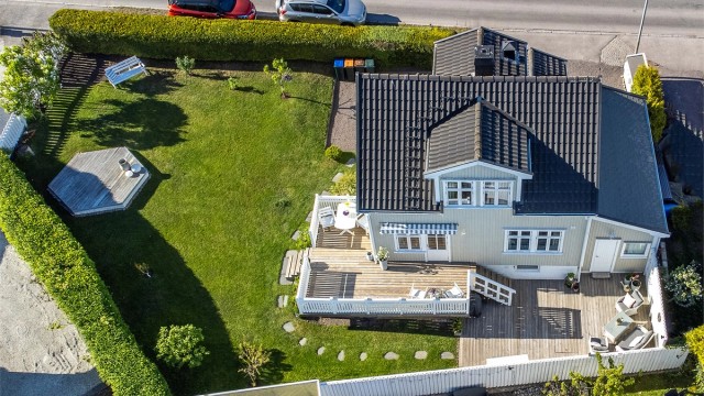 Eiendommen sett oven, - solrike og usjenerte uteplasser!