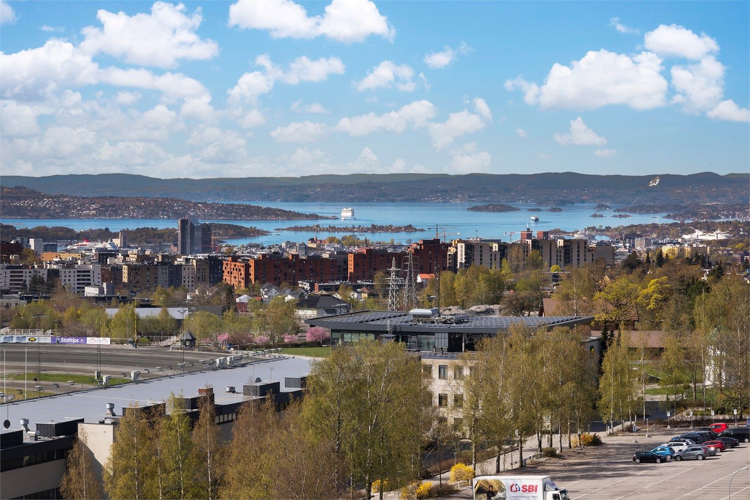 Hjørneleilighet i 12. etasje med vidstrakt utsikt over byen og innover Oslofjorden.
