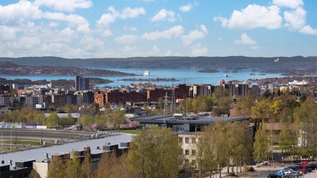 Hjørneleilighet i 12. etasje med vidstrakt utsikt over byen og innover Oslofjorden.