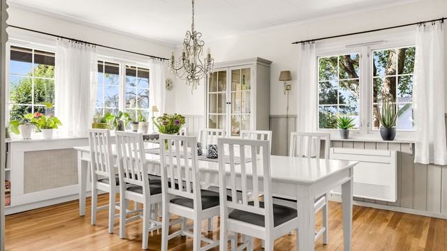 I spisestuen er det godt med plass til et stort bord som kan samle gjester og familie.