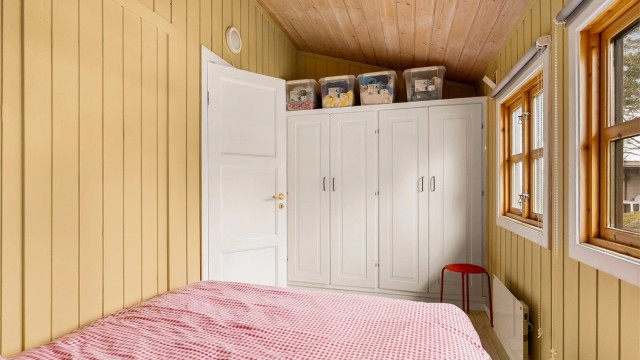 SOVEPLASS TIL MANGE: Inne i hytta er det 3 soverom, i tillegg er det soverom og stue/soverom med utvendig adkomst. Når du har besøk er det godt å ha en romslig hytte.
