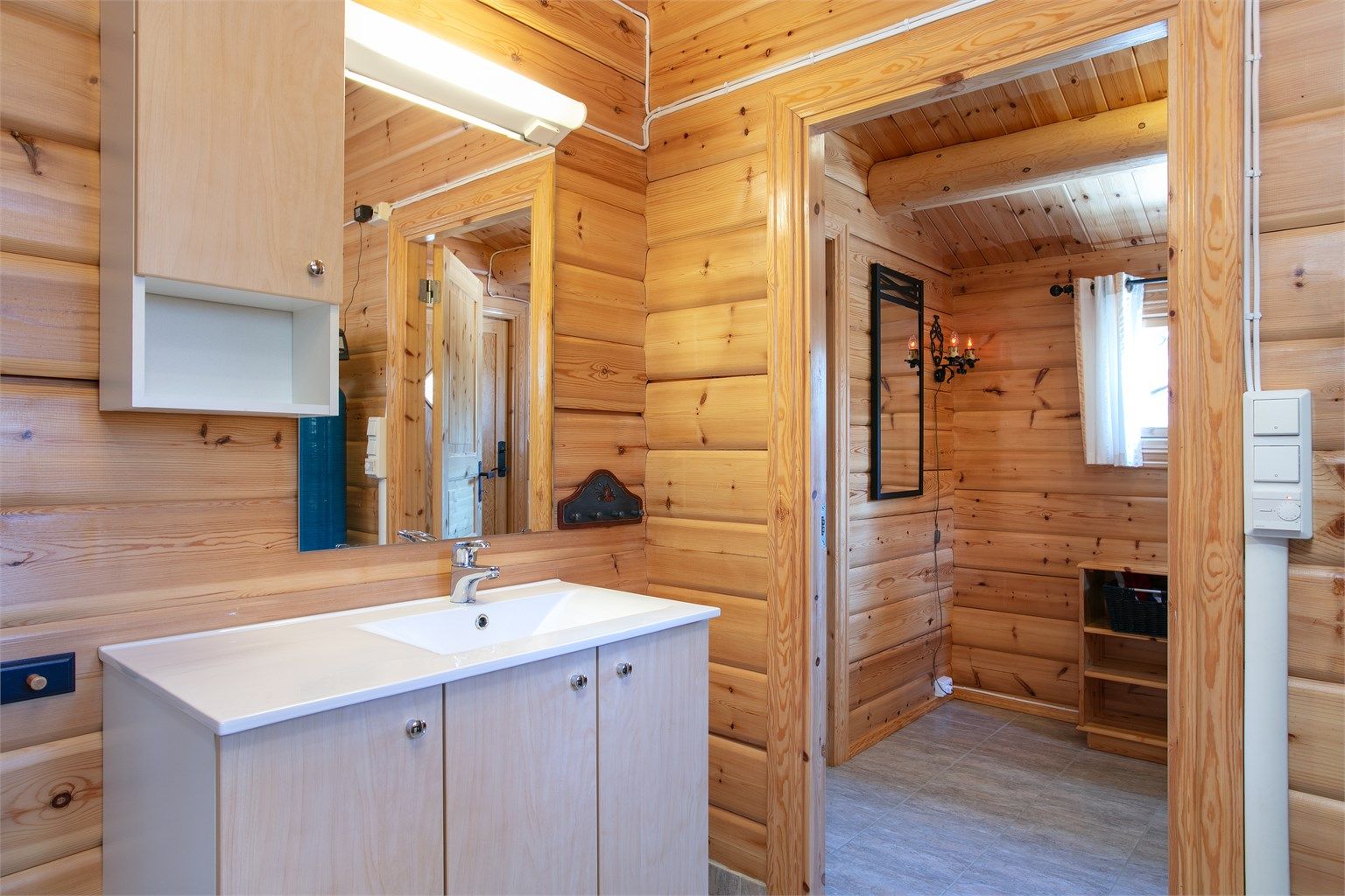 Badet er en del av et tilbygg og ligger praktisk til i tilknytning til inngangspartiet