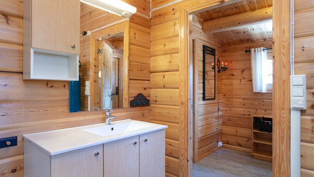 Badet er en del av et tilbygg og ligger praktisk til i tilknytning til inngangspartiet