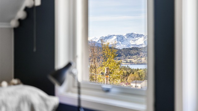 Vinduene på loftet gir en flott utsikt mot landskapet