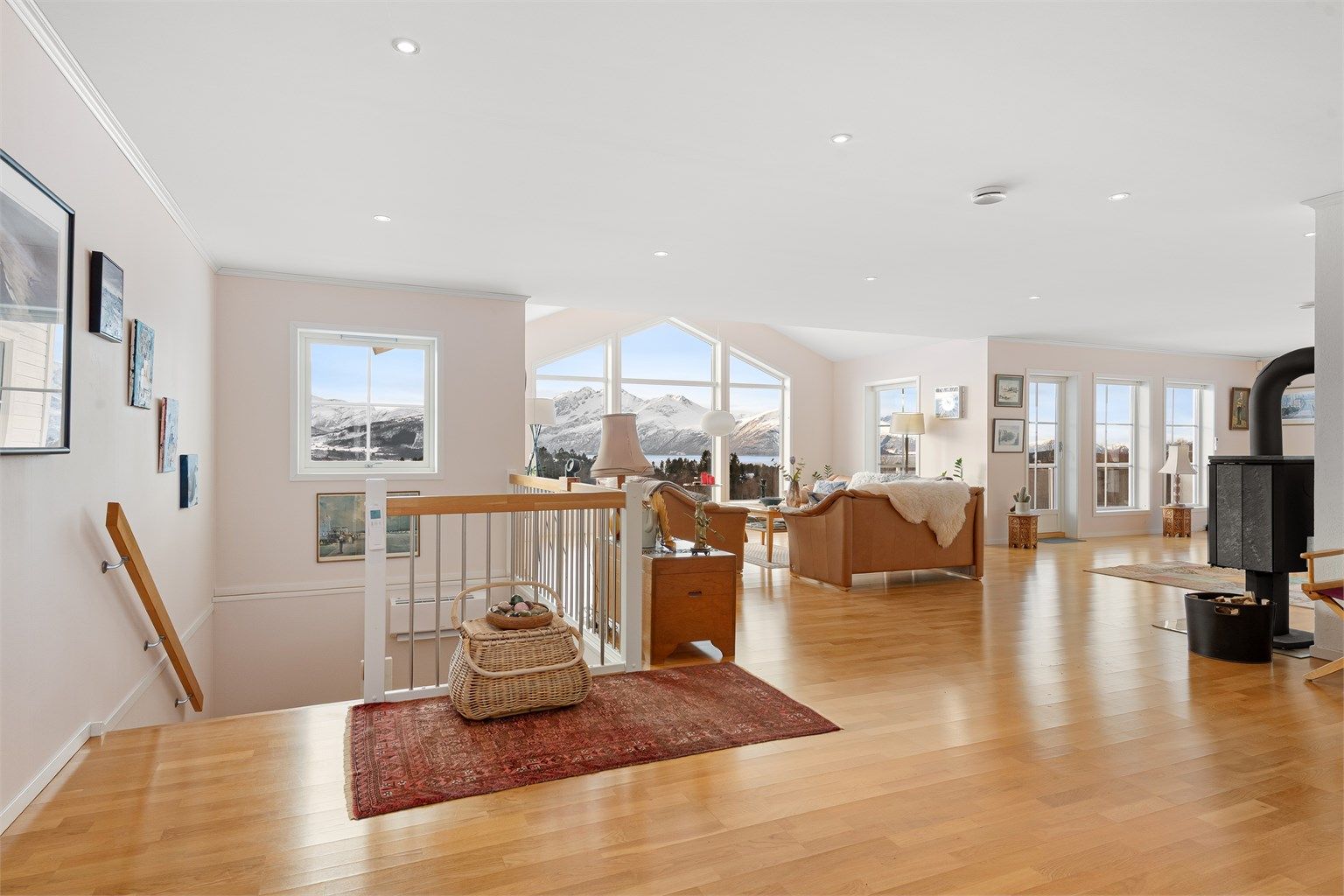 Fra trappegangen har man full oversikt over de åpne og luftige oppholdsrommene.