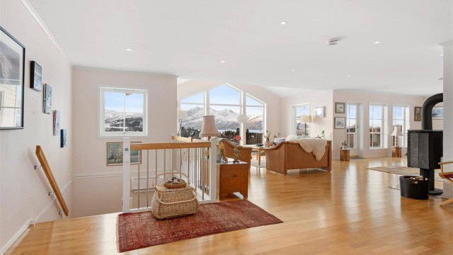 Fra trappegangen har man full oversikt over de åpne og luftige oppholdsrommene.