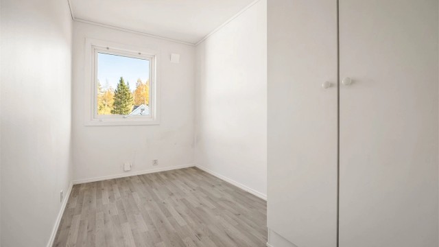 Begge soverommene har garderobeskap i hvit og glatt utførelse.