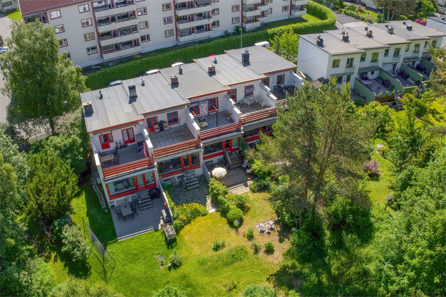 Fra luften ser man tydelig de fine uteplassene og den grønne hagen.