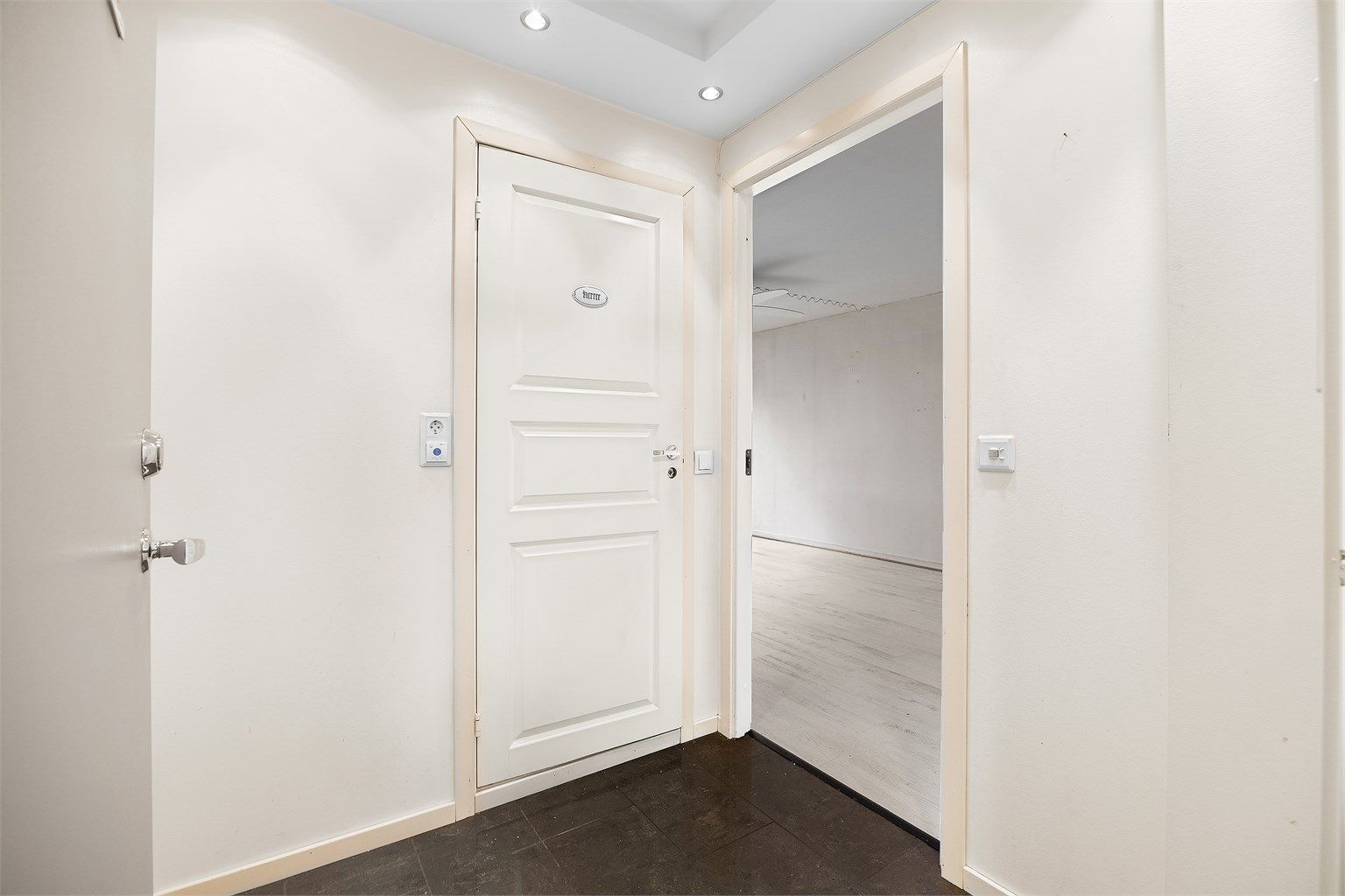 Fra entréen er det direkte adkomst til bad