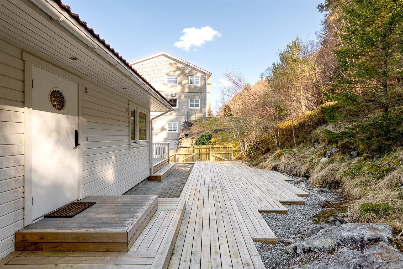 Flott markterrasse og uteplass i tilknytning til inngangsparti mot sydøst