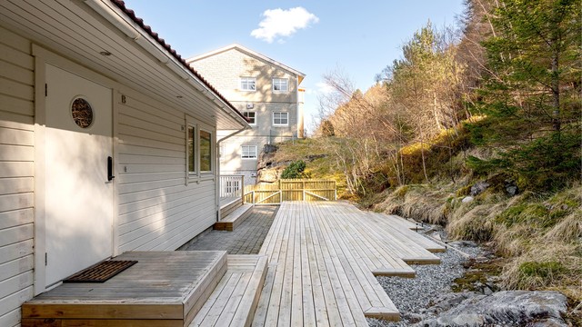 Flott markterrasse og uteplass i tilknytning til inngangsparti mot sydøst