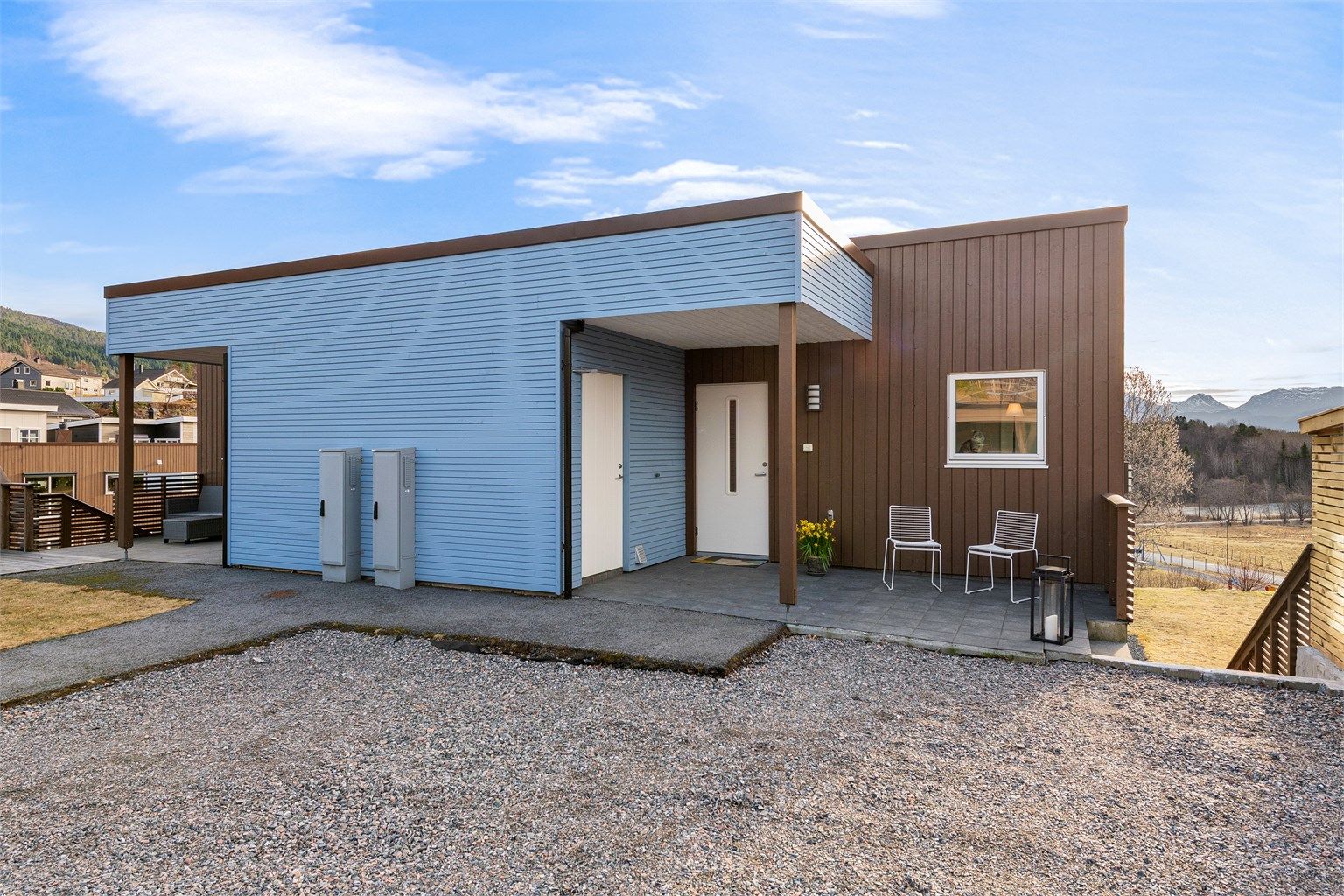 Boligen har en praktisk carport med elbillader, samt en sportsbod på 5 m² i tilknytning til inngangspartiet. I tillegg en praktisk utebod som rommer lagring av sykler og annet.