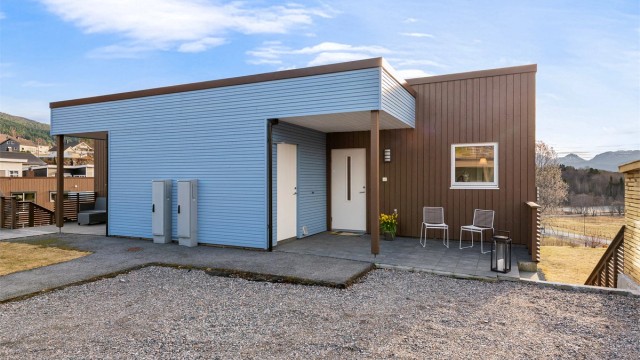 Boligen har en praktisk carport med elbillader, samt en sportsbod på 5 m² i tilknytning til inngangspartiet. I tillegg en praktisk utebod som rommer lagring av sykler og annet.