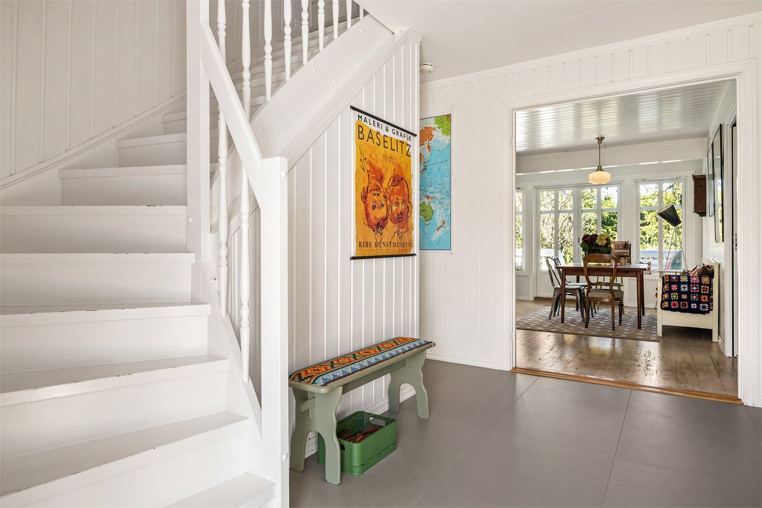 Entréen er lys og innbydende med gulvvarme. Herfra leder trappen opp til andre etasje.