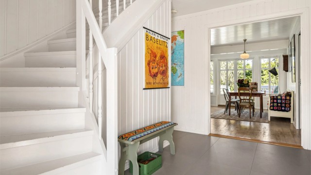 Entréen er lys og innbydende med gulvvarme. Herfra leder trappen opp til andre etasje.