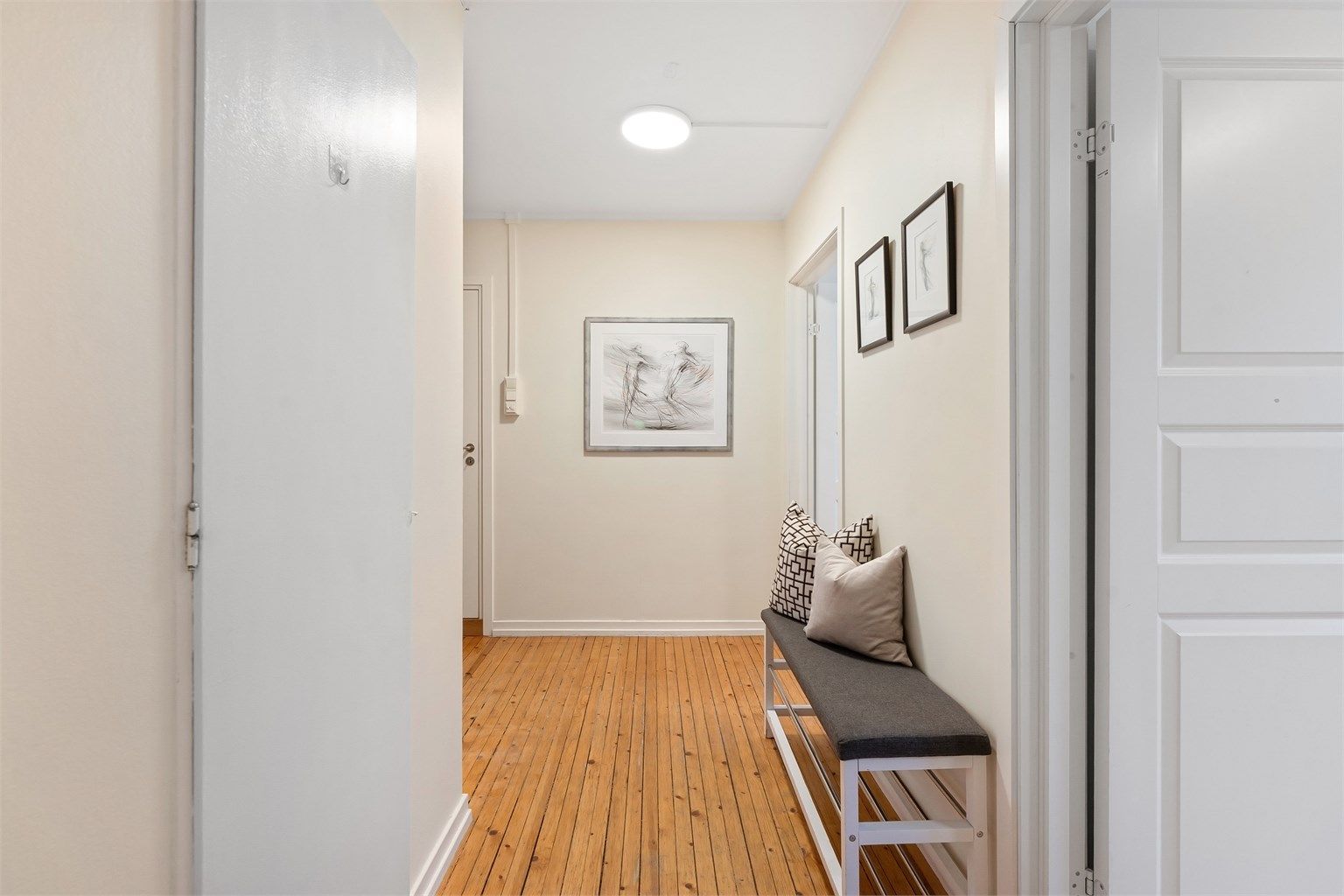 Leiligheten er gjennomgående og har originale tregulv som gir en enhetlig og varm atmosfære.