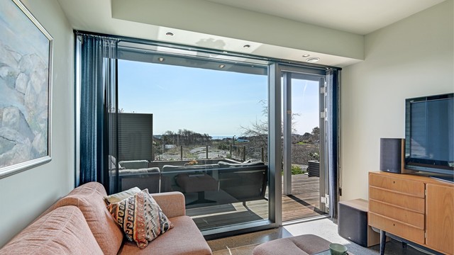 Også dette rommet har store vindusflater som visker ut skillet mellom inne og ute.