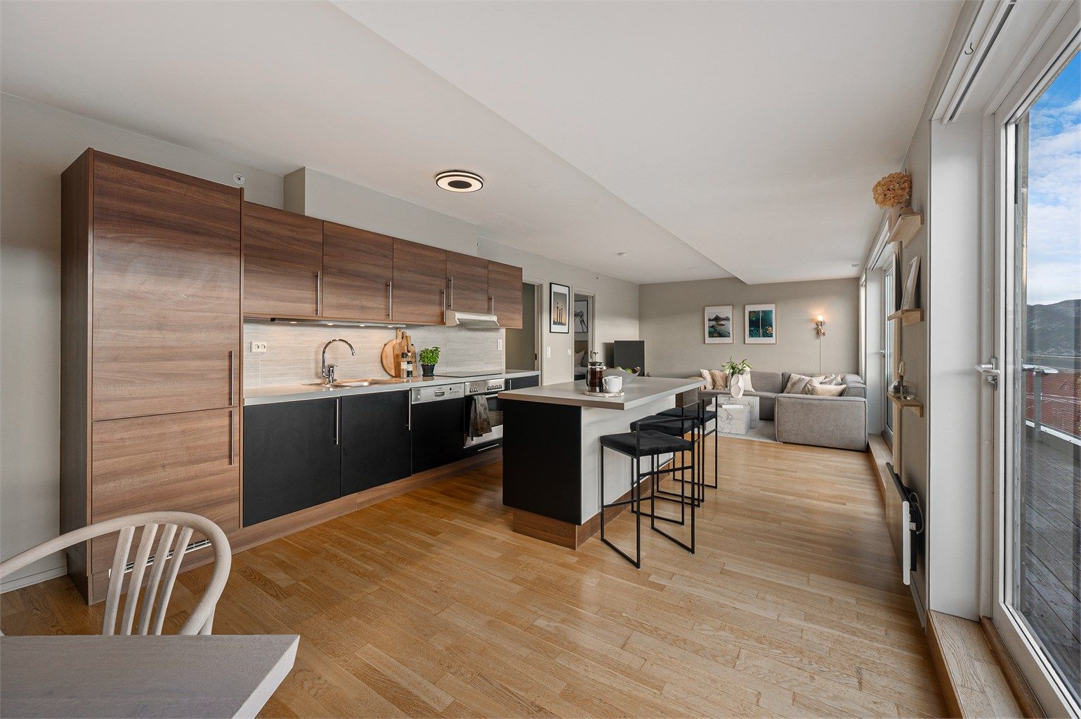 Leiligheten sto ferdig i 2007 og har gjennomgående god standard med parkett på gulv og malte vegger.