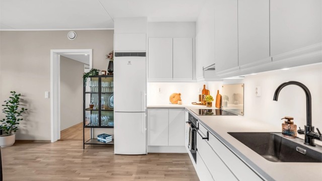 Kjøkkenet er utstyrt med kjøleskap, stekeovn, platetopp og oppvaskmaskin. Disse vil medfølge handelen.