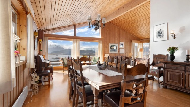 Det er god plass til romslig spisestue med langbord på stuen